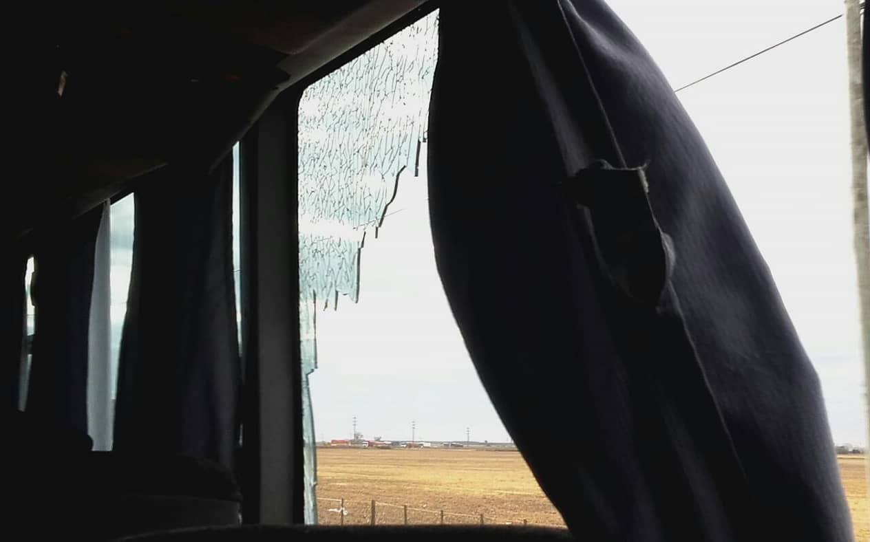 Un piedrazo destrozó una ventana de un colectivo sobre Ruta 11