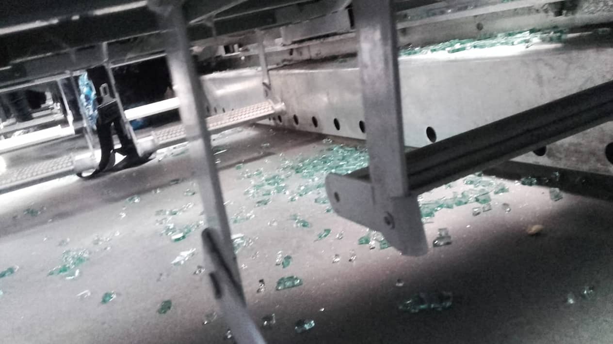 Un piedrazo destrozó una ventana de un colectivo sobre Ruta 11