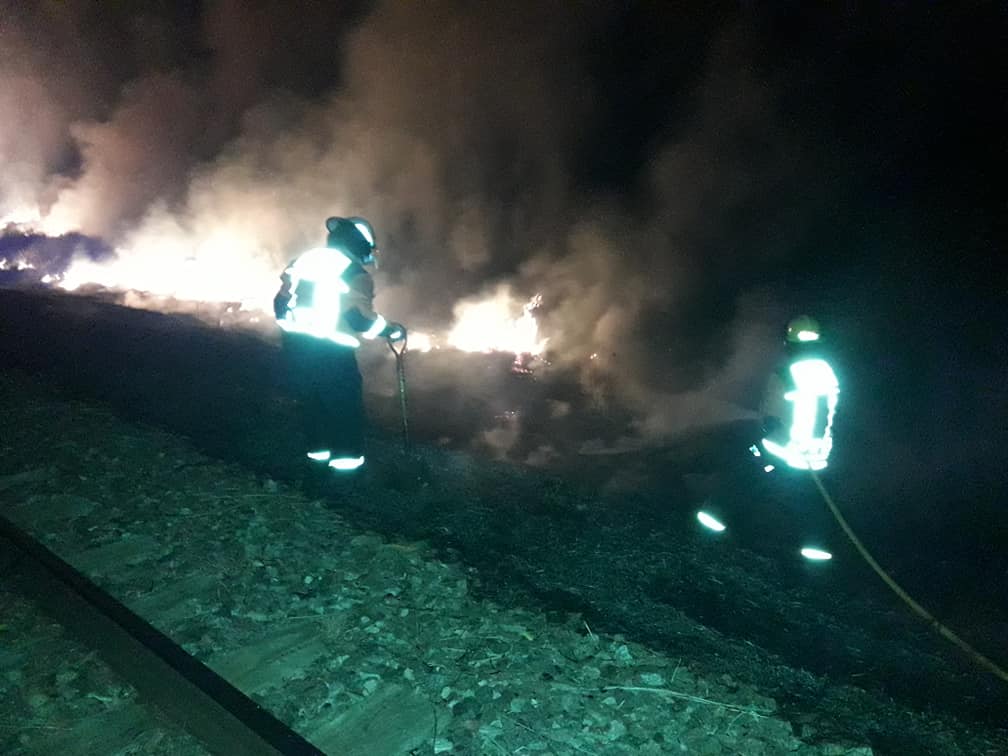 Bomberos sofocaron una quema de pastizales que se salió de control