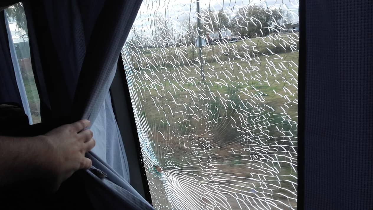 Un piedrazo destrozó una ventana de un colectivo sobre Ruta 11