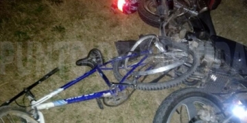 Una mujer viajaba en bicicleta cuando chocó con una moto y resultó herida