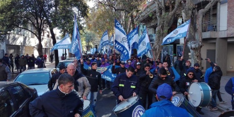 Camioneros de Santa Fe evalúan ir al paro aunque con críticas a Moyano