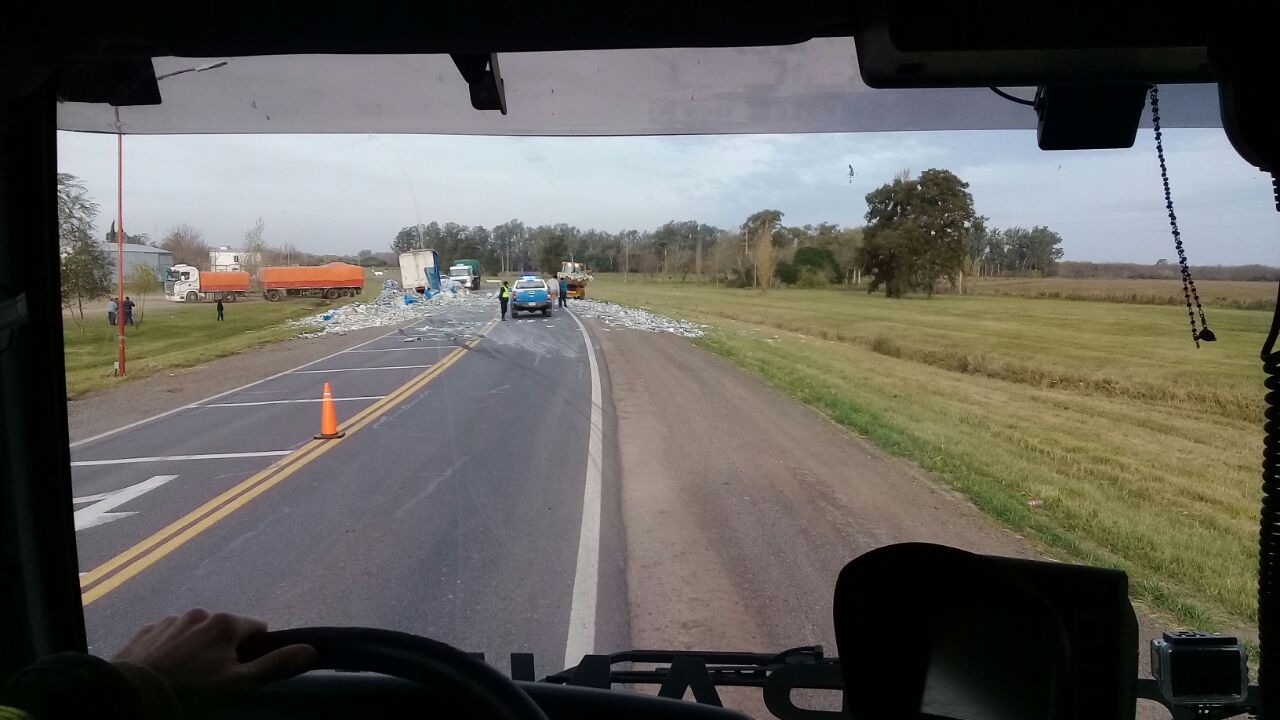 Un camión volcó, desparramó su carga y obligó a cortar la Ruta 34