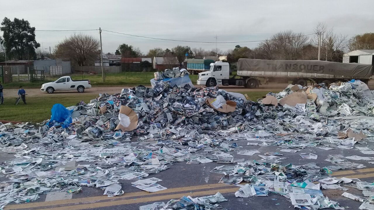 Un camión volcó, desparramó su carga y obligó a cortar la Ruta 34