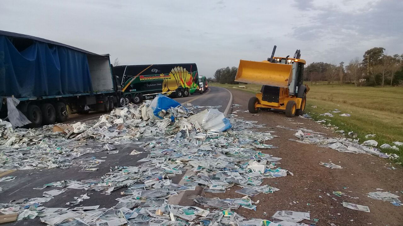 Un camión volcó, desparramó su carga y obligó a cortar la Ruta 34