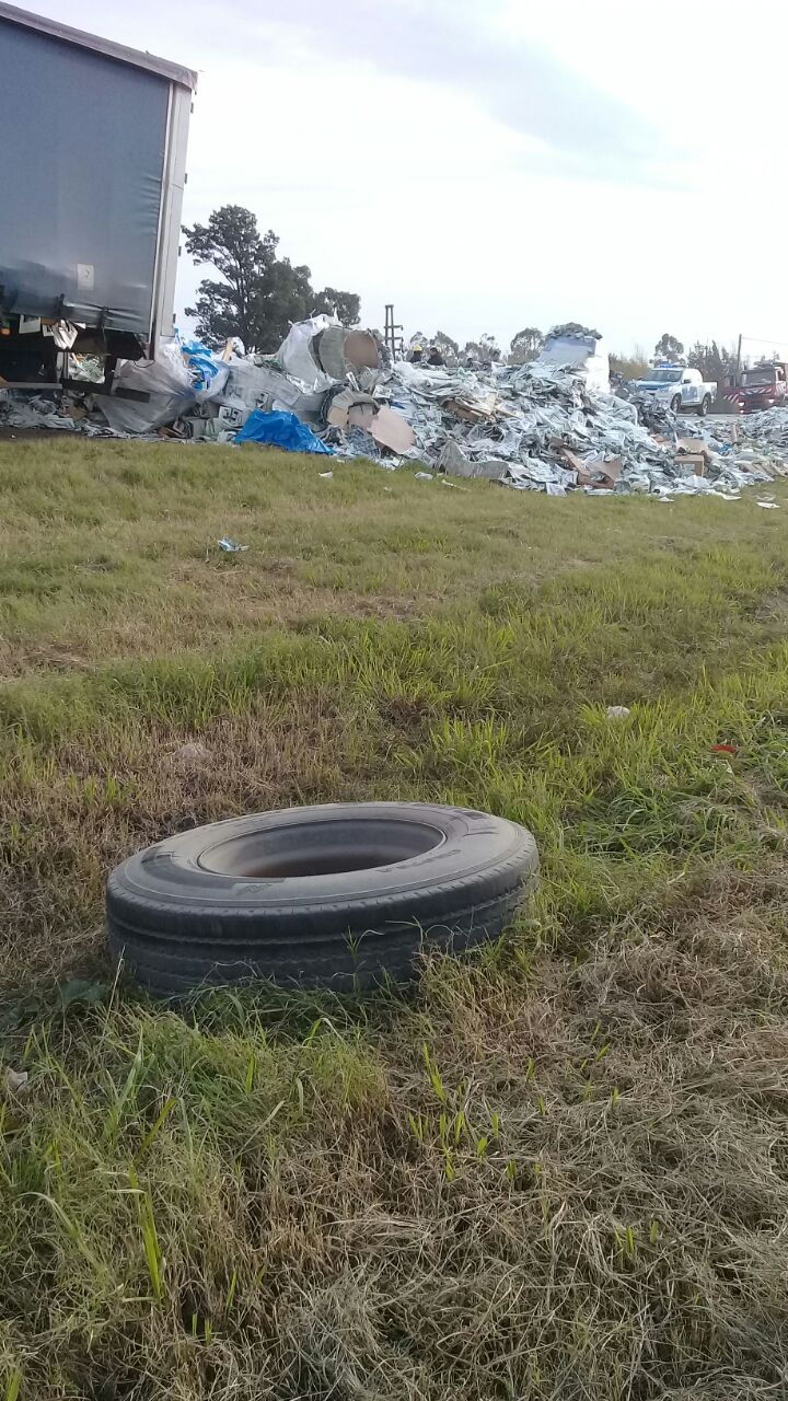Un camión volcó, desparramó su carga y obligó a cortar la Ruta 34