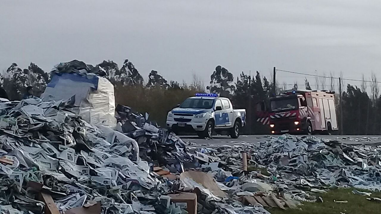 Un camión volcó, desparramó su carga y obligó a cortar la Ruta 34