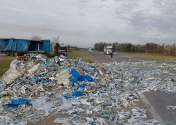 Un camión volcó, desparramó su carga y obligó a cortar la Ruta 34