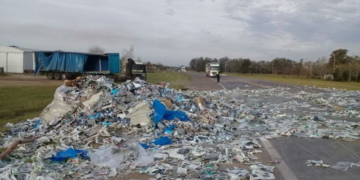 Un camión volcó, desparramó su carga y obligó a cortar la Ruta 34
