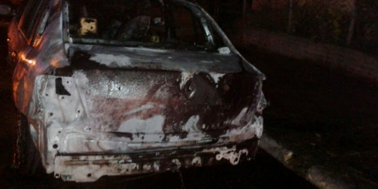 Un auto fue devorado por las llamas en Totoras e investigan si fue intencional