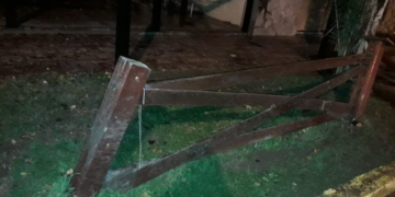 Gaboto: un joven sufrió graves lesiones al caer de su moto y golpear contra un cerco 