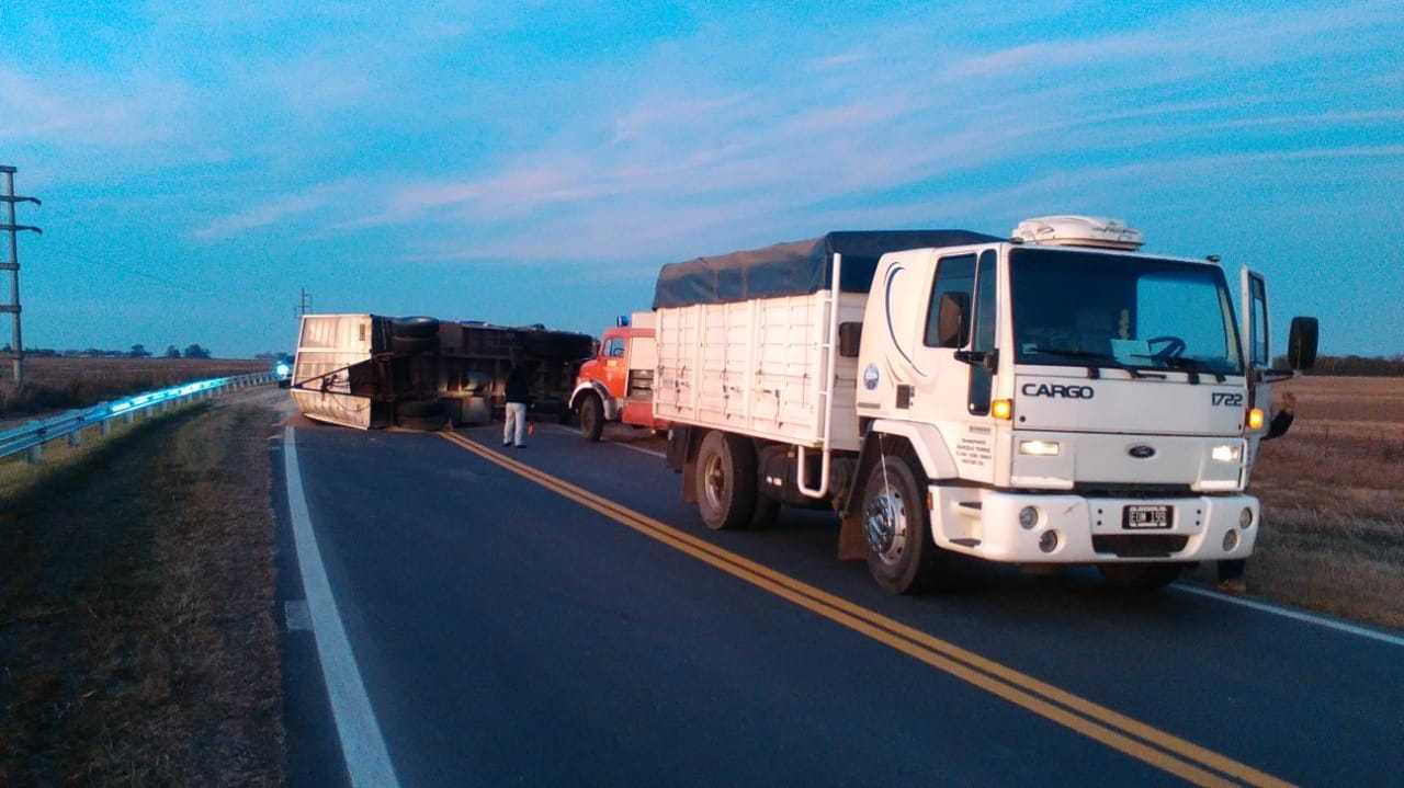 Un camión volcó y desparramó su carga sobre la Ruta 91