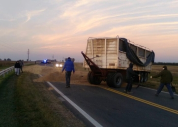 Un camión volcó y desparramó su carga sobre la Ruta 91