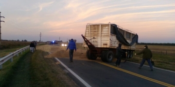 Un camión volcó y desparramó su carga sobre la Ruta 91