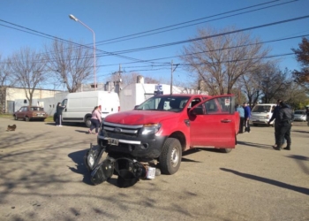 Una moto y una camioneta impactaron en Totoras y un hombre resultó herido