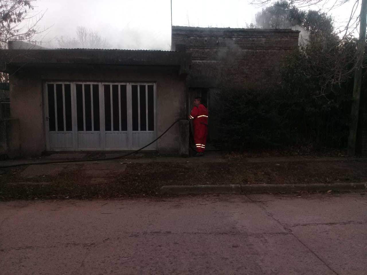 Totoras: Bomberos sofocaron incendio en una casa deshabitada