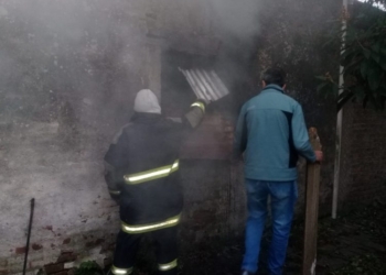 Totoras: Bomberos sofocaron incendio en una casa deshabitada