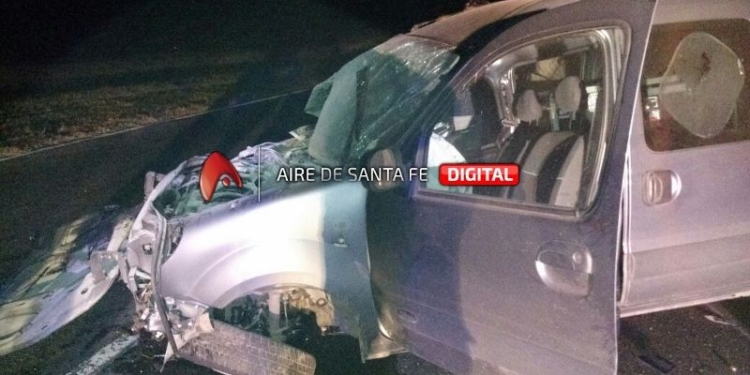 Una camioneta cruzó de carril e impactó contra un camión sobre autopista