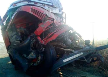 Dos camiones impactaron y uno de los choferes resultó herido