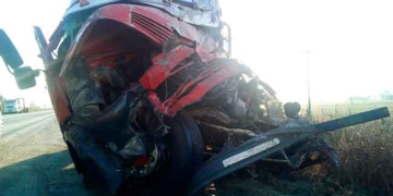 Dos camiones impactaron y uno de los choferes resultó herido