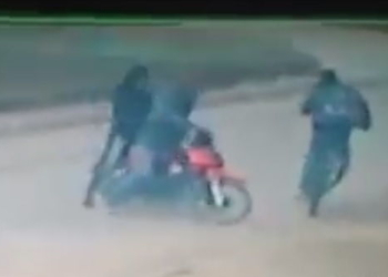 Lo interceptaron a la salida de la escuela y le robaron la mochila: quedó filmado