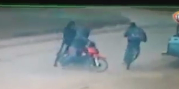 Lo interceptaron a la salida de la escuela y le robaron la mochila: quedó filmado