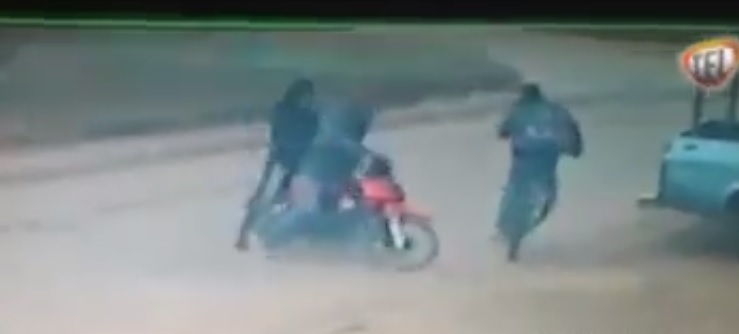 Lo interceptaron a la salida de la escuela y le robaron la mochila: quedó filmado