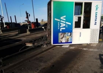 Un camión arrancó una cabina de peaje con un empleado adentro