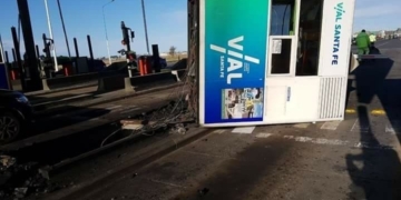 Un camión arrancó una cabina de peaje con un empleado adentro