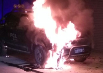Quemaron una camioneta policial frente a una seccional de la región