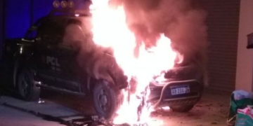 Quemaron una camioneta policial frente a una seccional de la región