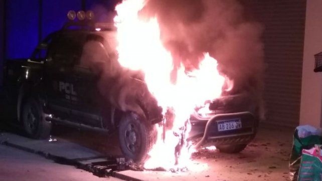 Quemaron una camioneta policial frente a una seccional de la región