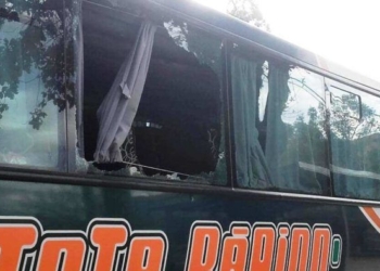 Un piedrazo destrozó una ventana de un colectivo sobre Ruta 11