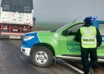 Ruta 34: camionero evadió un control, huyó y chocó contra la policía