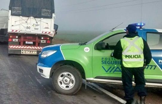 Ruta 34: camionero evadió un control, huyó y chocó contra la policía