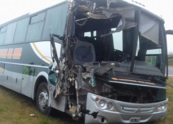Un colectivo impactó bruscamente contra un camión sobre autopista