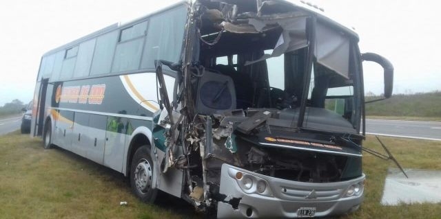Un colectivo impactó bruscamente contra un camión sobre autopista