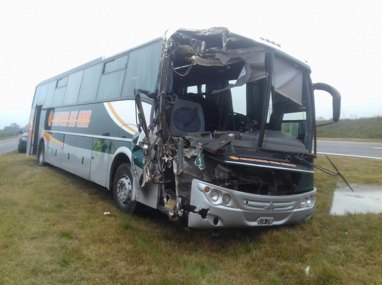 Un colectivo impactó bruscamente contra un camión sobre autopista