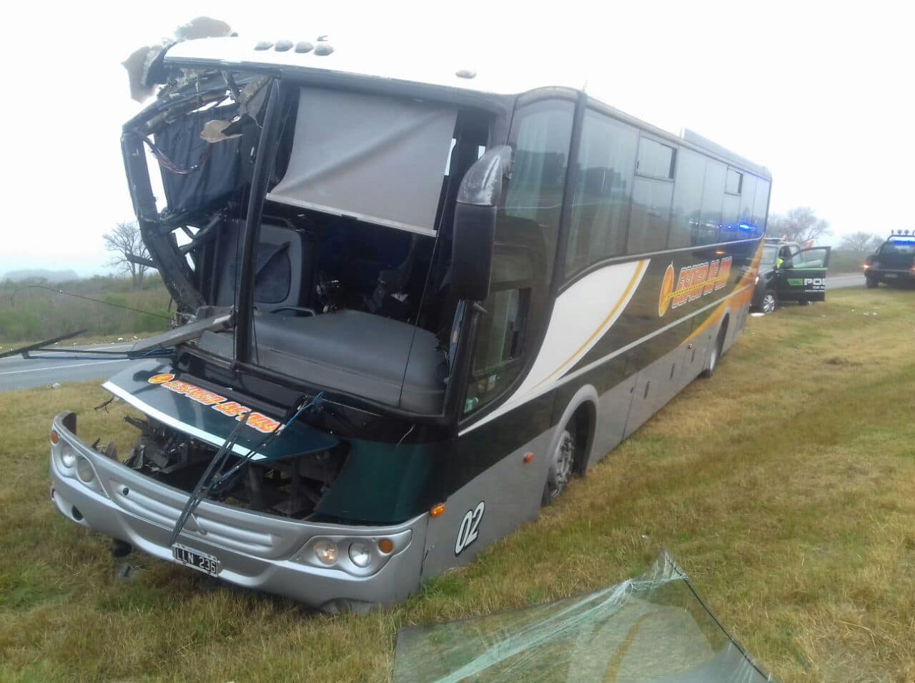 Un colectivo impactó bruscamente contra un camión sobre autopista