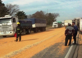 Ruta 34: tres camiones se accidentaron y la calzada permanece reducida