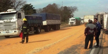Ruta 34: tres camiones se accidentaron y la calzada permanece reducida