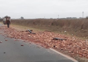 Monje: se abrió la compuerta de un camión y cayeron ladrillos en plena ruta