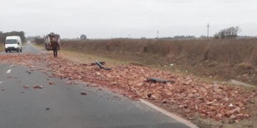Monje: se abrió la compuerta de un camión y cayeron ladrillos en plena ruta