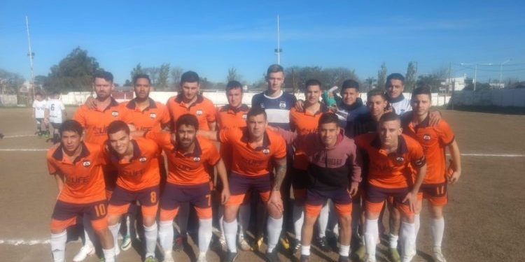 Con entrenador interino, Alba goleó como visitante