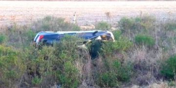 No dobló a tiempo y terminó tumbando sobre una cuneta