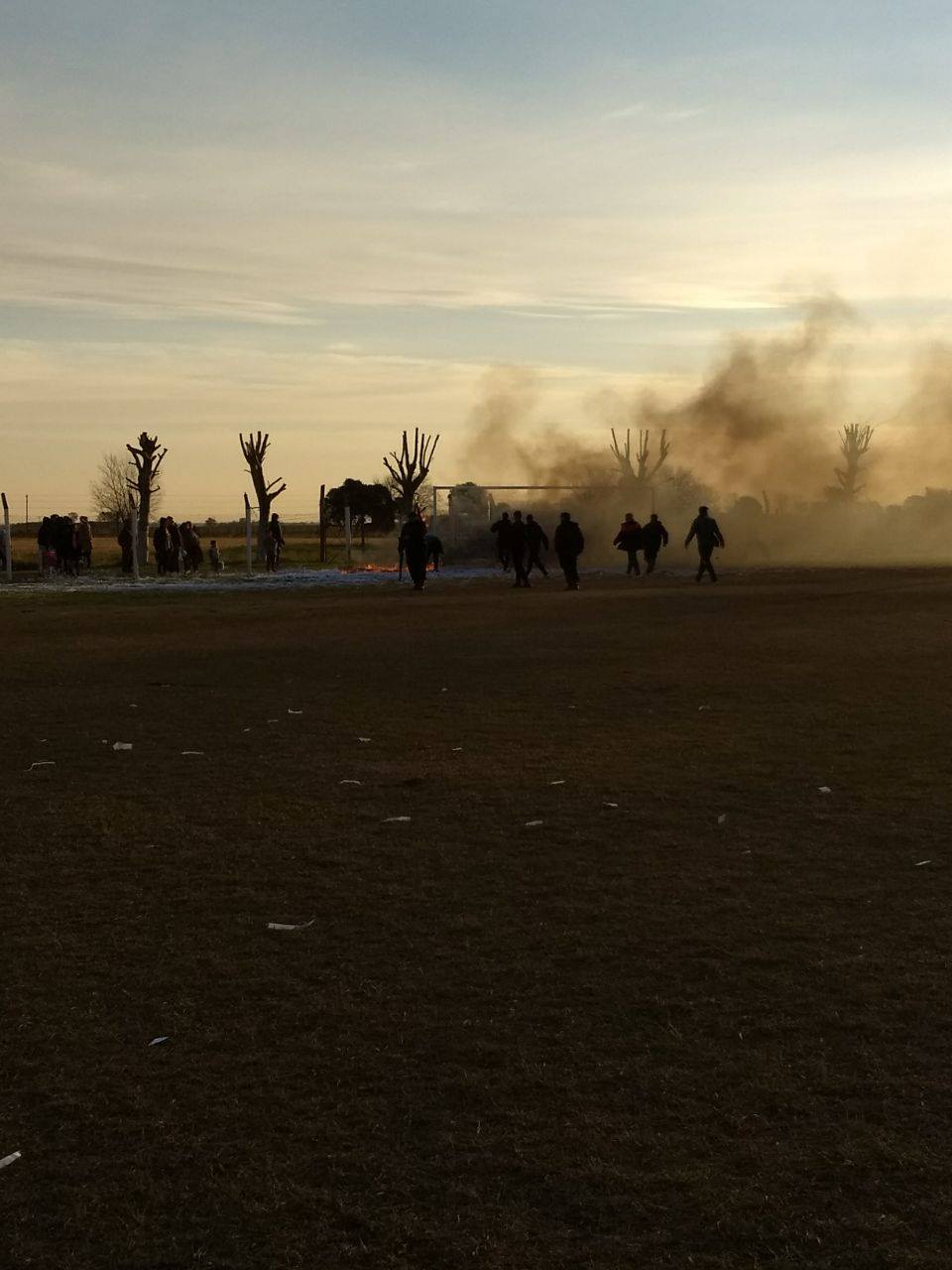 Piedrazos, piñas, autos rotos y balas de gomas en un partido de la Totorense