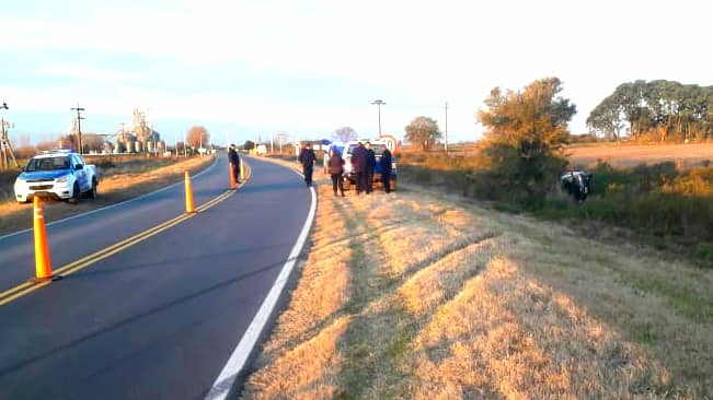 No dobló a tiempo y terminó tumbando sobre una cuneta
