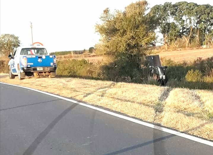 No dobló a tiempo y terminó tumbando sobre una cuneta