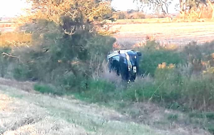 No dobló a tiempo y terminó tumbando sobre una cuneta