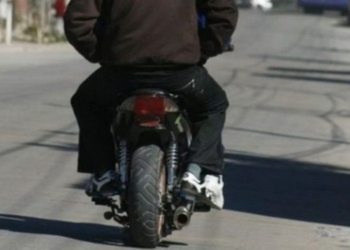 Motochorros asaltaron a una joven en Serodino